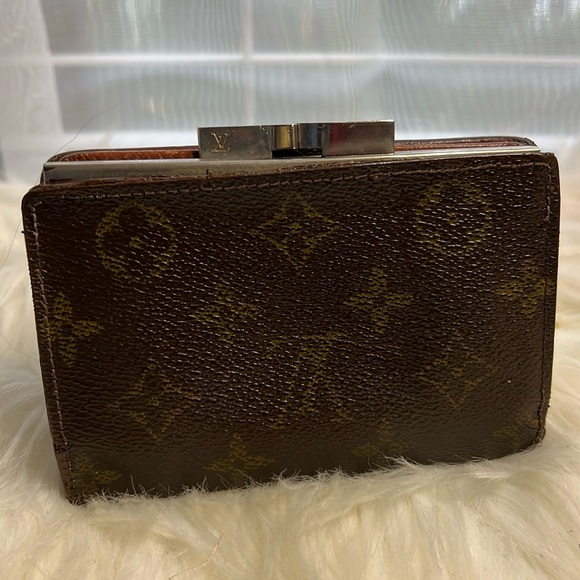 Authentic Louis Vuitton Vintage Monogram Kiss Wallet - Picture 4 of 9